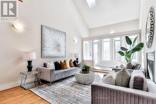 40 Kingmount Crescent, Richmond Hill, ON - Indoor Photo Showing Living Room