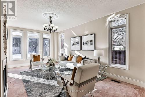 40 Kingmount Crescent, Richmond Hill, ON - Indoor Photo Showing Living Room