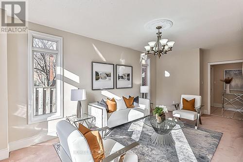 40 Kingmount Crescent, Richmond Hill, ON - Indoor Photo Showing Living Room