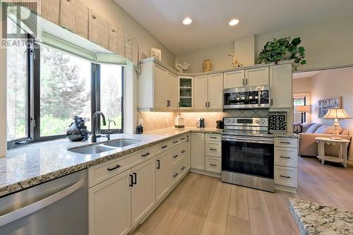 4100 Gallaghers Parkland Drive Unit# 18, Kelowna, BC - Indoor Photo Showing Kitchen With Double Sink