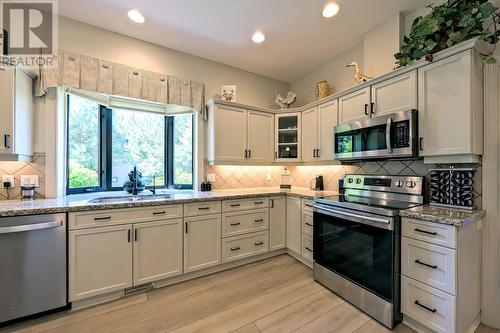 4100 Gallaghers Parkland Drive Unit# 18, Kelowna, BC - Indoor Photo Showing Kitchen With Upgraded Kitchen