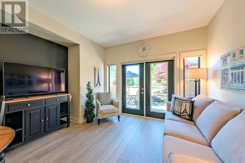 4100 Gallaghers Parkland Drive Unit# 18, Kelowna, BC - Indoor Photo Showing Living Room