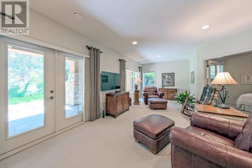 4100 Gallaghers Parkland Drive Unit# 18, Kelowna, BC - Indoor Photo Showing Living Room