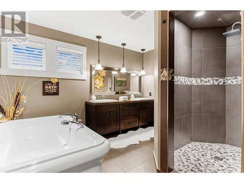 905 Edward Street, Revelstoke, BC - Indoor Photo Showing Bathroom