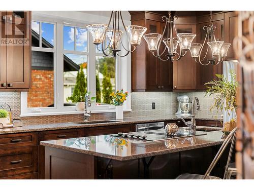 905 Edward Street, Revelstoke, BC - Indoor Photo Showing Kitchen