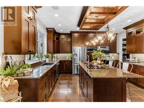 905 Edward Street, Revelstoke, BC - Indoor Photo Showing Kitchen