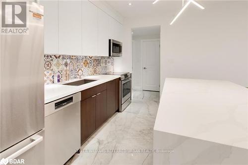 309 - 295 Cundles Road E, Barrie, ON - Indoor Photo Showing Kitchen