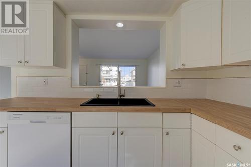 542 Carter Way, Saskatoon, SK - Indoor Photo Showing Kitchen With Double Sink