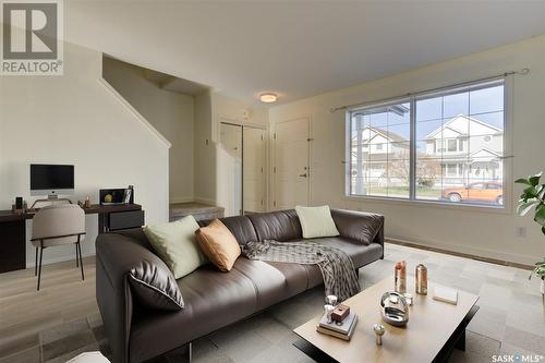 542 Carter Way, Saskatoon, SK - Indoor Photo Showing Living Room