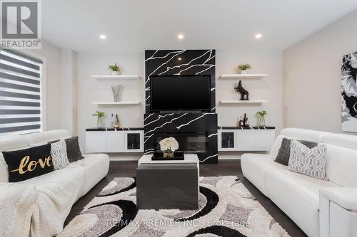 126 Barrow Avenue, Bradford West Gwillimbury, ON - Indoor Photo Showing Living Room