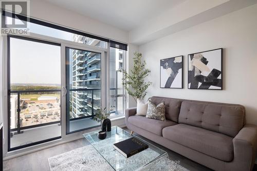 1525 - 7950 Bathurst Street, Vaughan, ON - Indoor Photo Showing Living Room