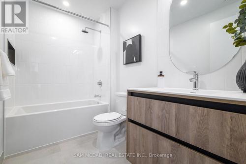 1525 - 7950 Bathurst Street, Vaughan, ON - Indoor Photo Showing Bathroom