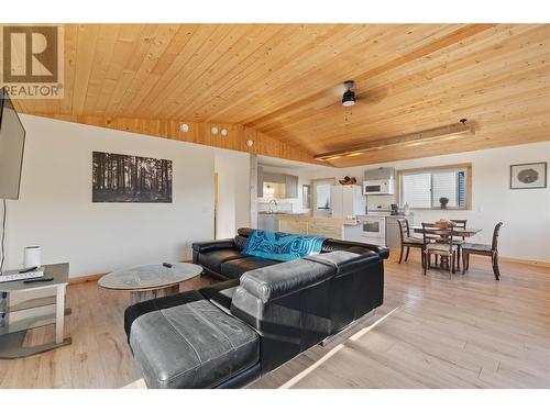 195 Twin Lakes Road, Enderby, BC - Indoor Photo Showing Living Room