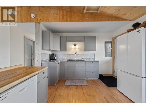 195 Twin Lakes Road, Enderby, BC - Indoor Photo Showing Kitchen