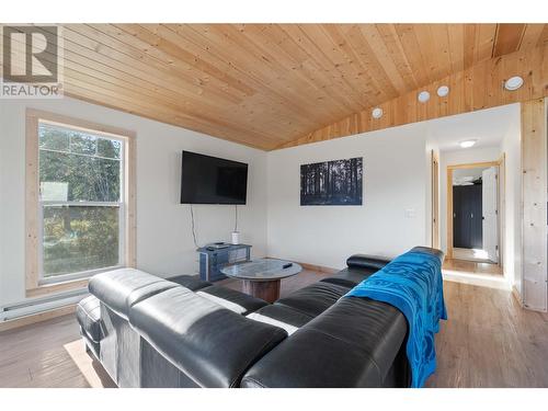 195 Twin Lakes Road, Enderby, BC - Indoor Photo Showing Living Room