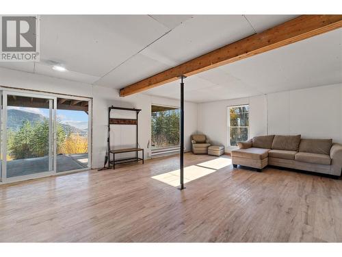 195 Twin Lakes Road, Enderby, BC - Indoor Photo Showing Living Room