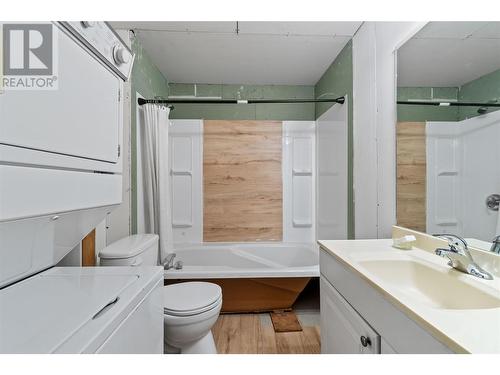 195 Twin Lakes Road, Enderby, BC - Indoor Photo Showing Bathroom