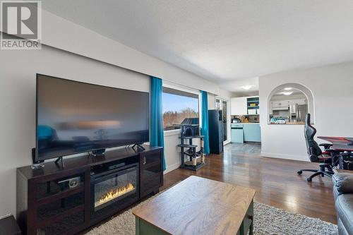 811 21 Street Ne, Salmon Arm, BC - Indoor Photo Showing Living Room