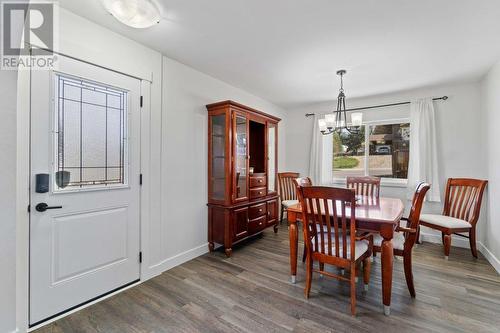 811 21 Street Ne, Salmon Arm, BC - Indoor Photo Showing Dining Room