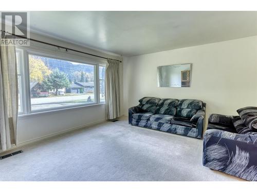 908 Glendale Avenue, Salmo, BC - Indoor Photo Showing Living Room