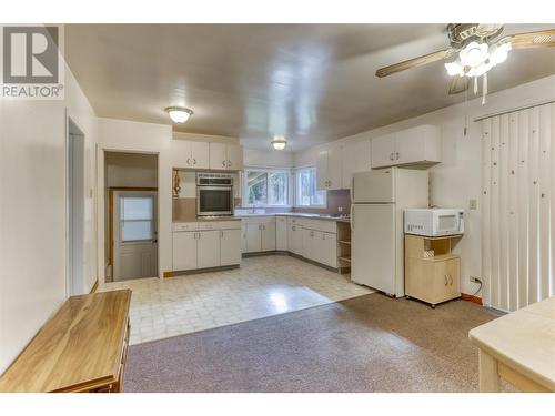 908 Glendale Avenue, Salmo, BC - Indoor Photo Showing Kitchen