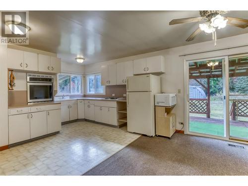 908 Glendale Avenue, Salmo, BC - Indoor Photo Showing Kitchen