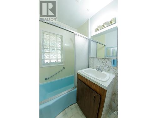 908 Glendale Avenue, Salmo, BC - Indoor Photo Showing Bathroom