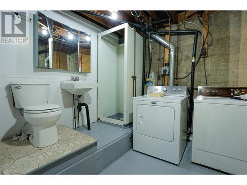 908 Glendale Avenue, Salmo, BC - Indoor Photo Showing Laundry Room