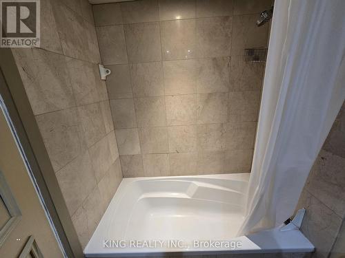 829 - 2737 Keele Street, Toronto, ON - Indoor Photo Showing Bathroom