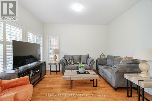 32 Calliandra Trail, Brampton, ON - Indoor Photo Showing Living Room