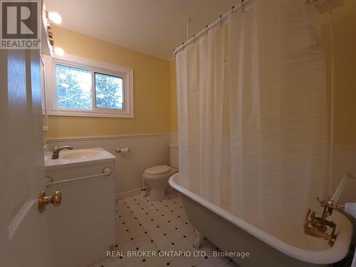 599 Bush Street, Caledon, ON - Indoor Photo Showing Bathroom