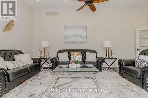 16786 Mount Wolfe Road, Caledon, ON - Indoor Photo Showing Living Room