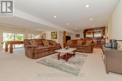 16786 Mount Wolfe Road, Caledon, ON - Indoor Photo Showing Living Room