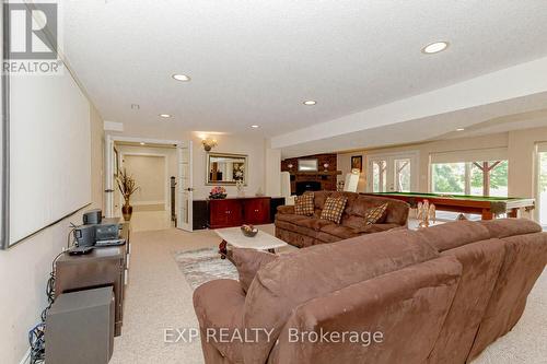 16786 Mount Wolfe Road, Caledon, ON - Indoor Photo Showing Living Room