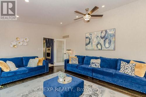 16786 Mount Wolfe Road, Caledon, ON - Indoor Photo Showing Living Room