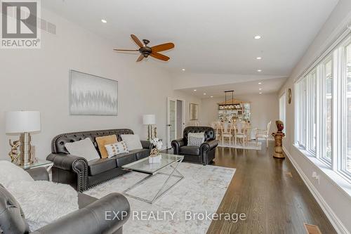 16786 Mount Wolfe Road, Caledon, ON - Indoor Photo Showing Living Room