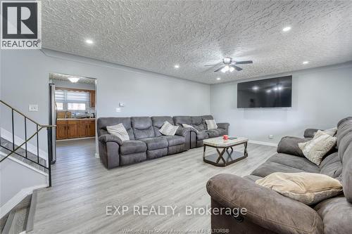 7 Debergh Avenue, Leamington, ON - Indoor Photo Showing Living Room