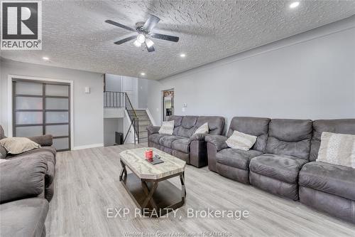 7 Debergh Avenue, Leamington, ON - Indoor Photo Showing Living Room