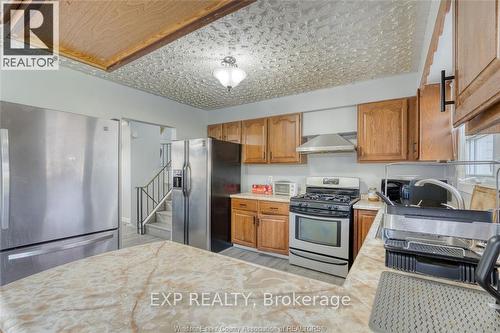 7 Debergh Avenue, Leamington, ON - Indoor Photo Showing Kitchen