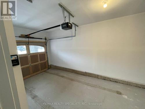 3950 Thomas Alton Boulevard, Burlington, ON - Indoor Photo Showing Garage