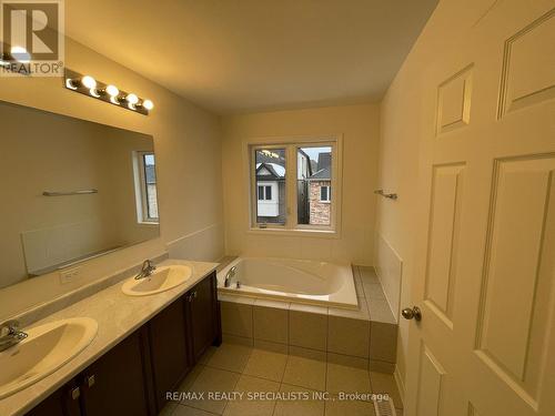 3950 Thomas Alton Boulevard, Burlington, ON - Indoor Photo Showing Bathroom