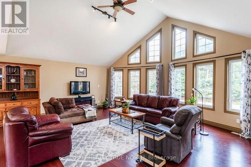 24 Wakunda Crescent, Tiny, ON - Indoor Photo Showing Living Room