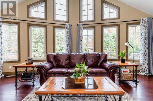 24 Wakunda Crescent, Tiny, ON - Indoor Photo Showing Living Room