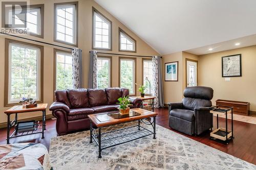 24 Wakunda Crescent, Tiny, ON - Indoor Photo Showing Living Room