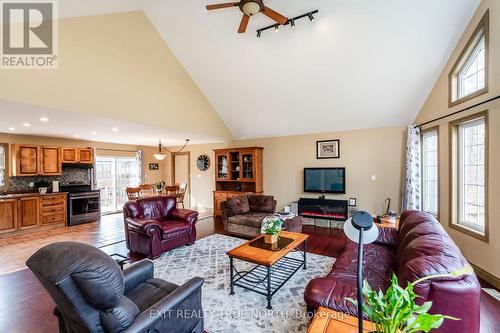 24 Wakunda Crescent, Tiny, ON - Indoor Photo Showing Living Room