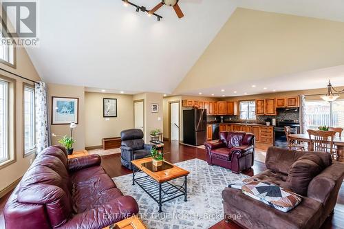 24 Wakunda Crescent, Tiny, ON - Indoor Photo Showing Living Room