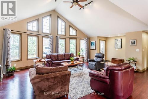 24 Wakunda Crescent, Tiny, ON - Indoor Photo Showing Living Room