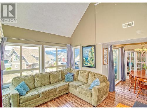 6838 Santiago Loop Unit# 176, Kelowna, BC - Indoor Photo Showing Living Room