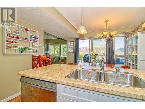 6838 Santiago Loop Unit# 176, Kelowna, BC - Indoor Photo Showing Kitchen With Double Sink