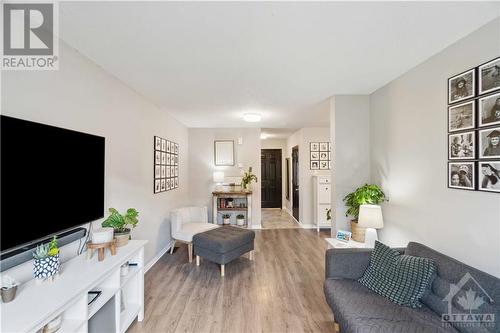 120 Whalings Circle, Ottawa, ON - Indoor Photo Showing Living Room